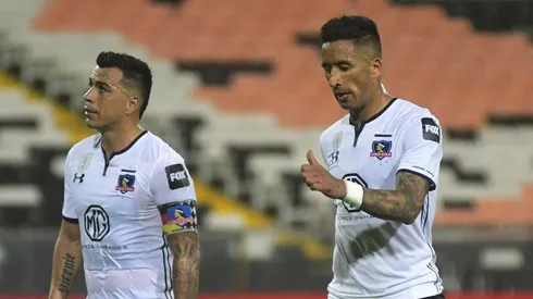 Lucas Barrios compartiendo ataque con Esteban Paredes.