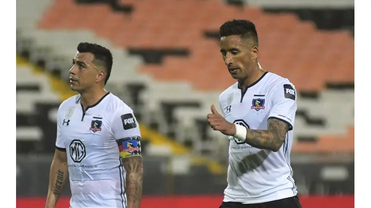 Lucas Barrios compartiendo ataque con Esteban Paredes.