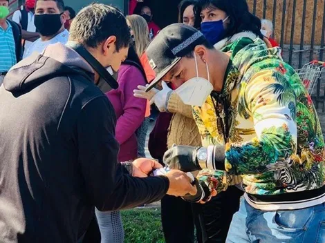 Esteban Paredes entrega cajas de mercadería: "No critiquemos, ayudemos"