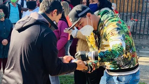 Esteban Paredes sale a entregar cajas de mercadería