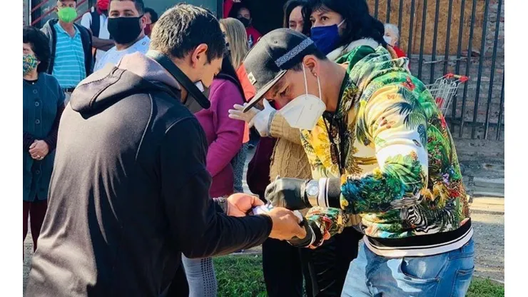 Esteban Paredes sale a entregar cajas de mercadería