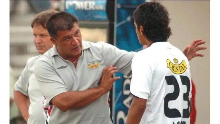 Claudio Borghi dando instrucciones a un joven Arturo Vidal en Colo Colo