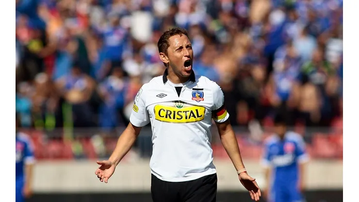 Luis Mena celebrando con Colo Colo