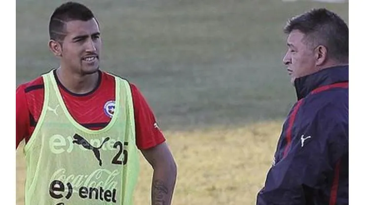 Borghi junto a Vidal en la Roja