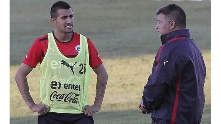 Claudio Borghi pone a Arturo Vidal en otro planeta, respecto a Charles Aránguiz