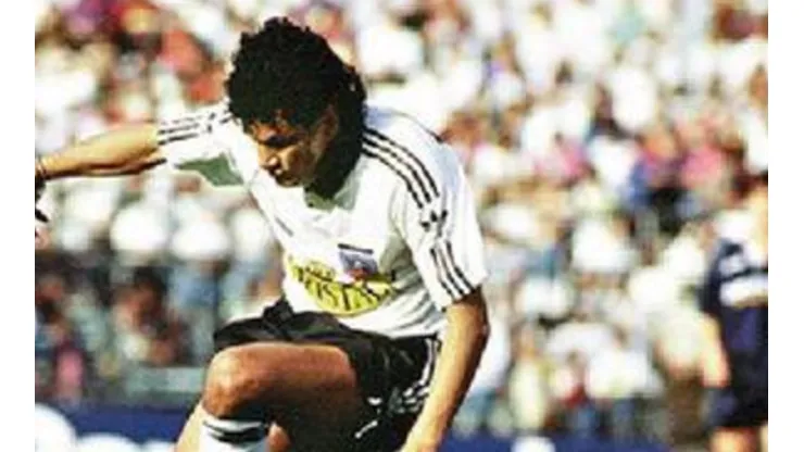 Etcheverry jugando frente a Universidad de Chile un Superclásico