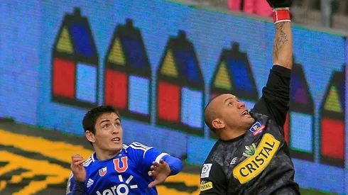 Vega cortando un centro con una sola mano ante la U.