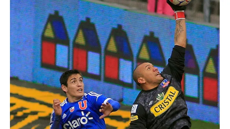 Vega cortando un centro con una sola mano ante la U.