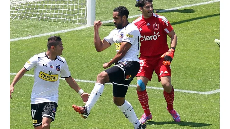 Flores celebrando con Bose un gol a la U en el Monumental