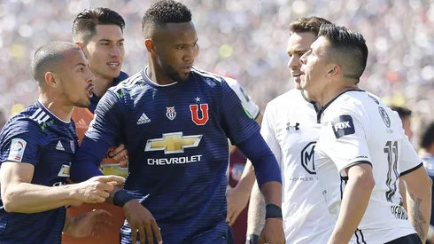 Sebastián Ubilla enfrentando a Gonzalo Fierro en el Superclásico de 2018 en el Monumental