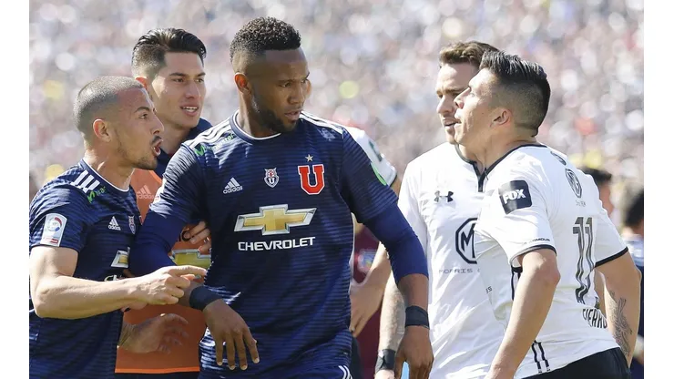 Sebastián Ubilla enfrentando a Gonzalo Fierro en el Superclásico de 2018 en el Monumental