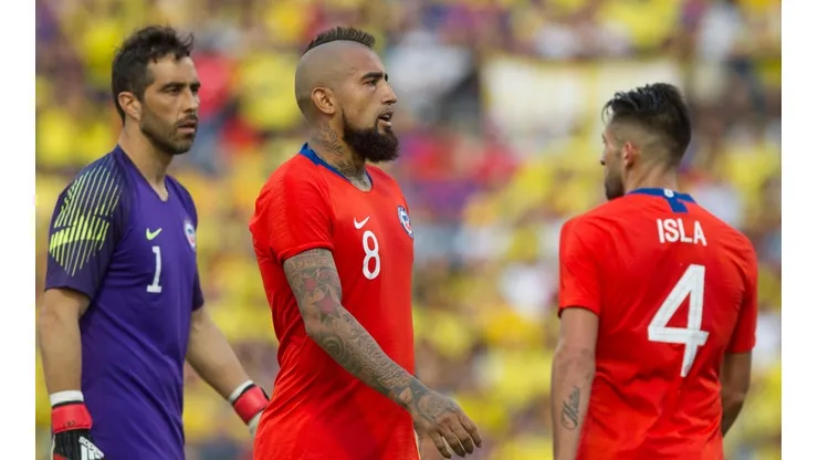 Isla junto a Vidal y Bravo durante el regreso del arquero a la Roja.