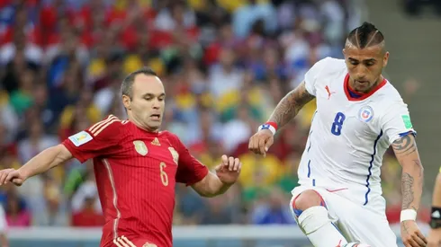 Vidal enfrentando a Iniesta en el Mundial 2014