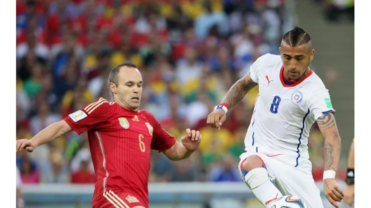Vidal enfrentando a Iniesta en el Mundial 2014