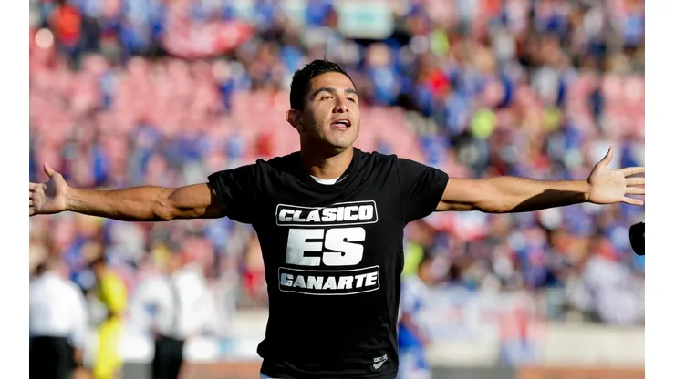 Flores celebrando un triunfo sobre la U