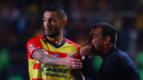 Millar recibiendo instrucciones de Guede en México