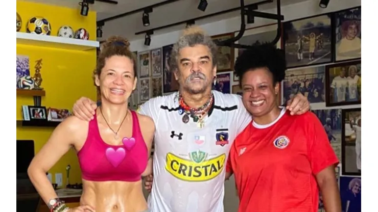 Valderrama posa con la camiseta del Cacique