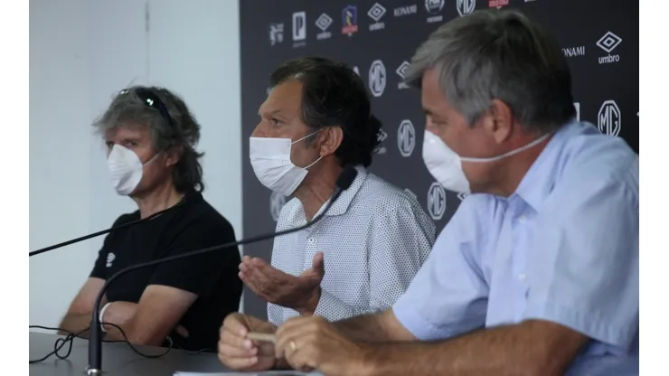 Blanco y Negro suspenderá la relación laboral con los futbolistas