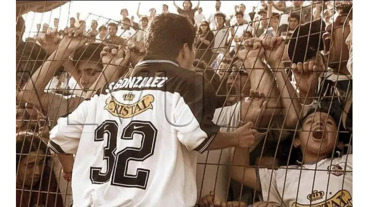 Chamagol celebrando con los hinchas en la reja