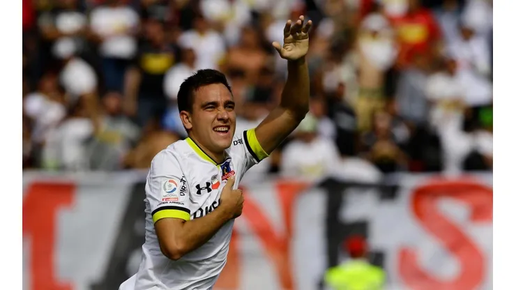Zaldivia celebrando su gol ante la UC en su primer año con Colo Colo