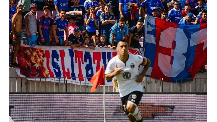 Paredes y los azules viendo el 7 en su espalda tras su golazo.