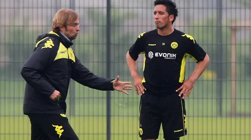 Klopp le da instrucciones a Lucas en el Dortmund