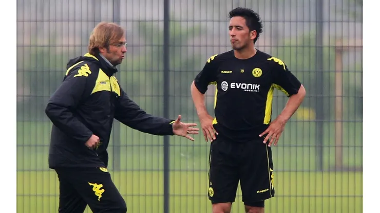Klopp le da instrucciones a Lucas en el Dortmund