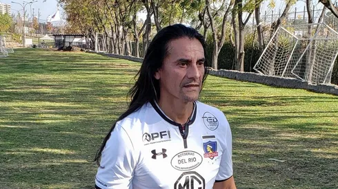 Gabriel Mendoza con el equipo de leyendas de Colo Colo