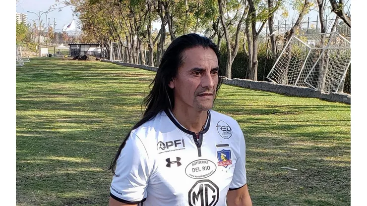 Gabriel Mendoza con el equipo de leyendas de Colo Colo