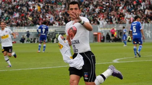 Carlos Muñoz festejando su golazo en el clásico
