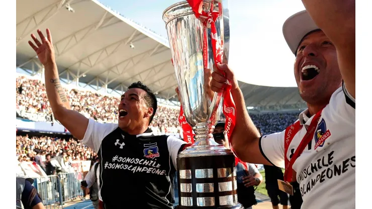 Paredes levantando la copa con Michael Ríos.