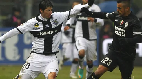 Jaime Valdés enfrentando a Arturo Vidal en el Calcio