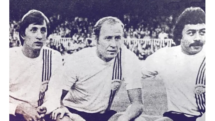 Caszely junto a Cruyff en una selección de estrellas