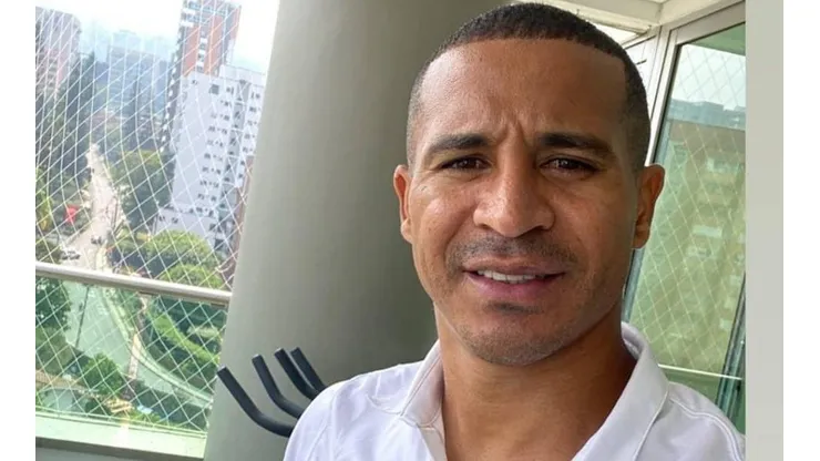 Macnelly Entrenando con la camiseta de Colo Colo