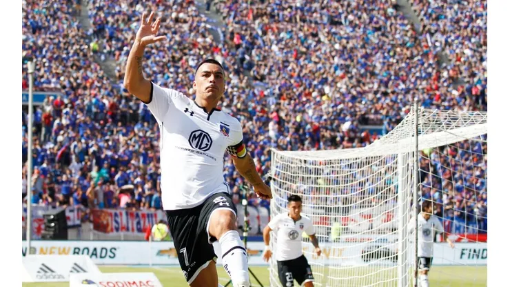 Esteban Paredes es el máximo goleador de Colo Colo ante la U con 15 tantos.
