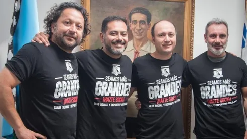 Alcaíno junto a Ruminot, Barticciotto y Valladares, presidente del CSD Colo Colo