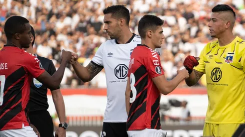 Los jugadores de Colo Colo saludaron con sus puños a sus rivales para prevenir el coronavirus