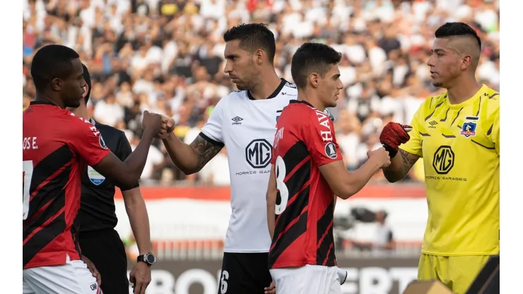 Los jugadores de Colo Colo saludaron con sus puños a sus rivales para prevenir el coronavirus