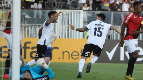 Colo Colo celebra el tanto de Pablo Mouche