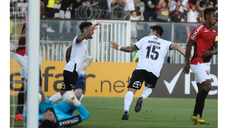Colo Colo celebra el tanto de Pablo Mouche