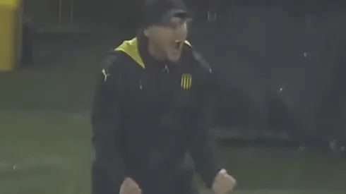 Diego Forlan celebra con todo el gol del triunfo