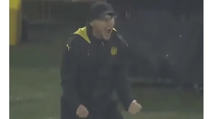 Diego Forlan celebra con todo el gol del triunfo