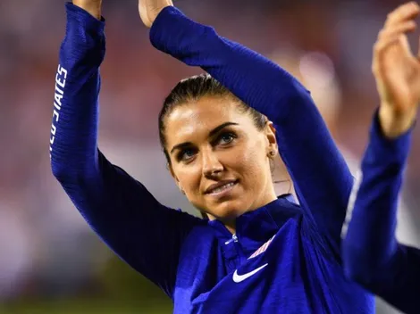 Alex Morgan se conmueve con perritos entrando a la cancha con el plantel de Colo Colo