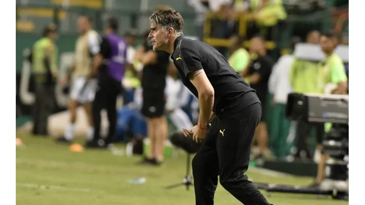 Lopez dirigiendo un partido con Peñarol