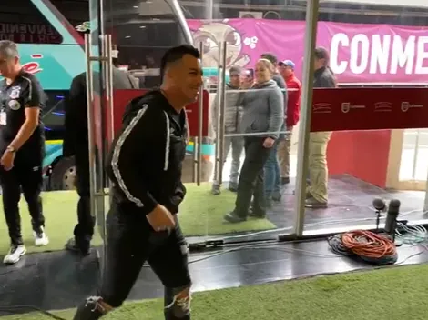 Paredes llega con el plantel de Colo Colo al partido ante La Serena