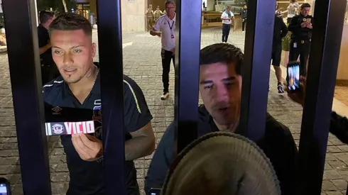 Jugadores de Colo Colo atienden a los hinchas