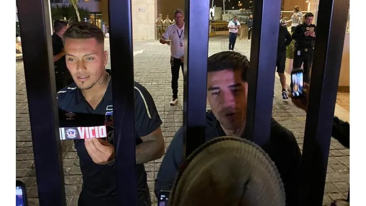 Jugadores de Colo Colo atienden a los hinchas