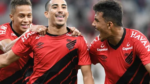 Atlético Paranaense gana dos partidos en un día