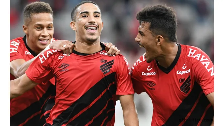 Atlético Paranaense gana dos partidos en un día