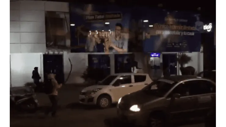 Una turba de hinchas bolivianos agredieron a los colocolinos presentes en el hotel